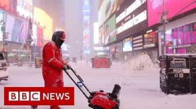 US East Coast blanketed by 'bombogenesis' snowstorm - BBC News